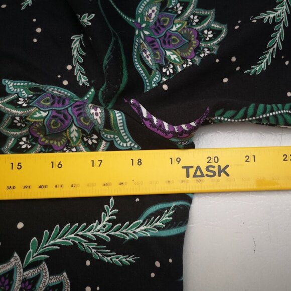 NWT Croft & Barrow Ladies Size Medium Black w/ Flowers Crew Neck T-shirt - Picture 9 of 11